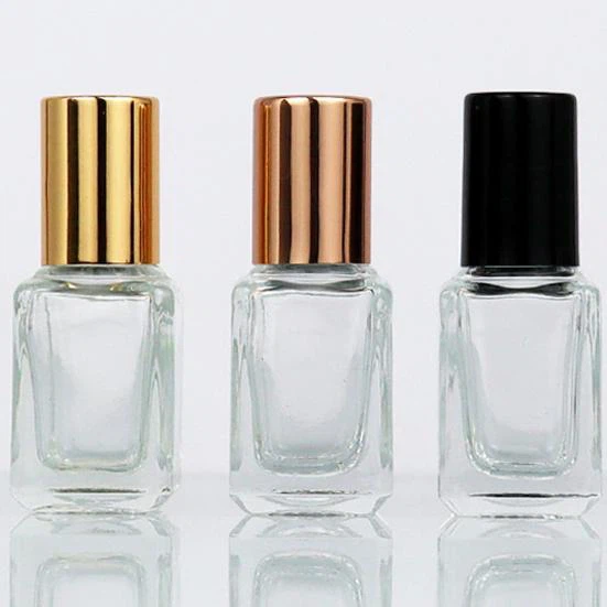 Парфюм етерично масло ролка върху бутилки за козметични опаковки