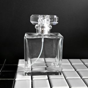 Стъклена бутилка парфюм с дебелина 50 мл